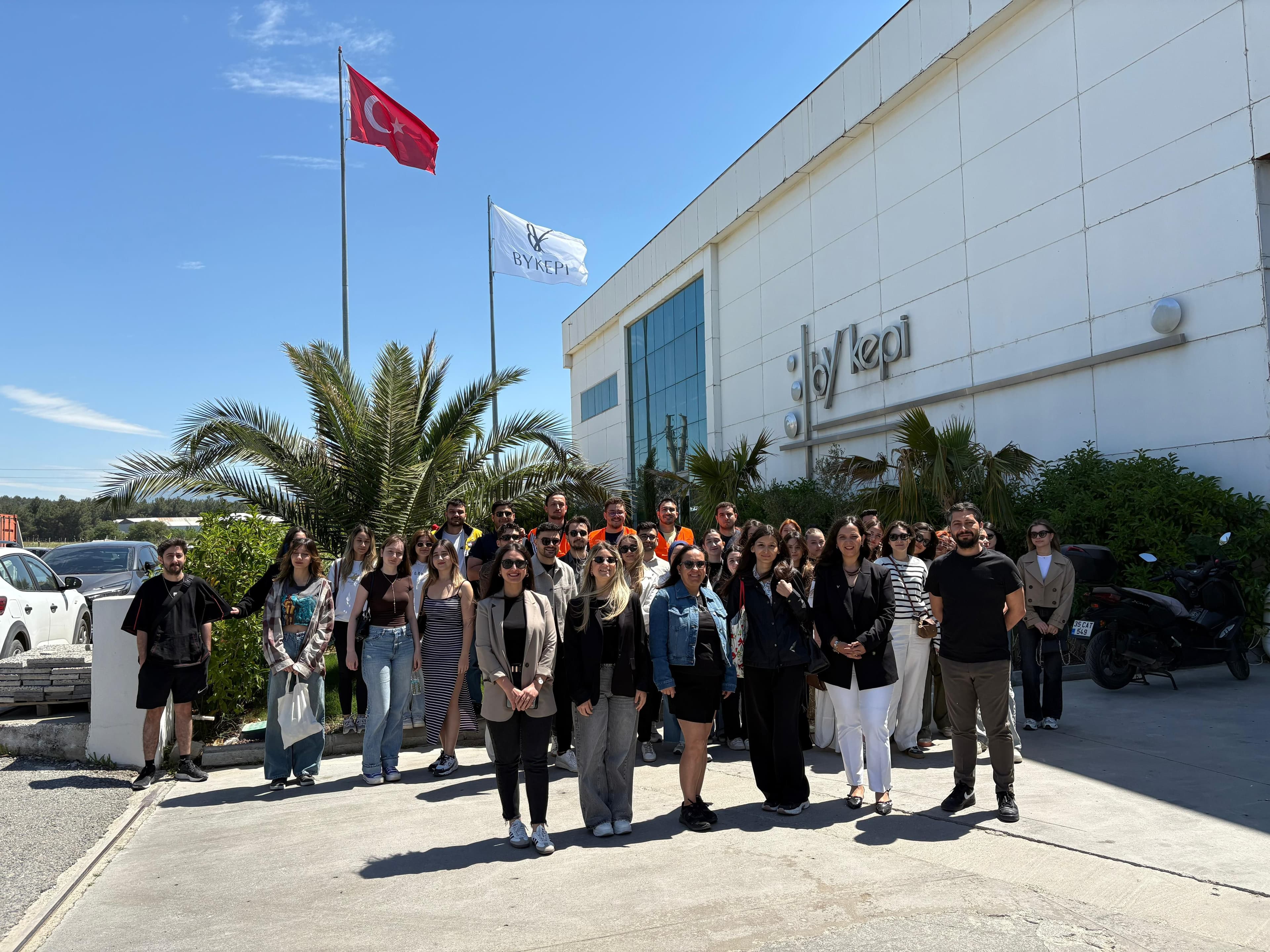 İZMİR EKONOMİ ÜNİVERSİTESİ ÖĞRENCİLERİNDEN FABRİKA ZİYARETİ